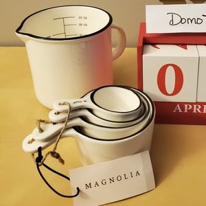 BNWT Magnolia Measuring Cup Set